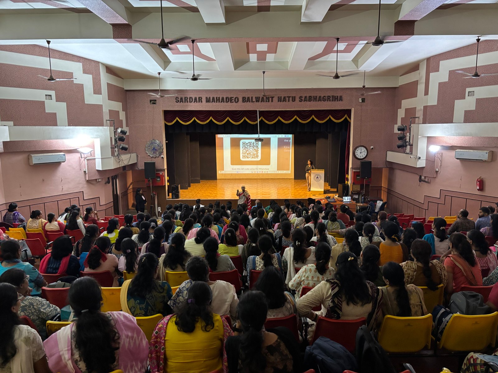 A packed WiseTribes teacher seminar in a Maharashtra school auditorium